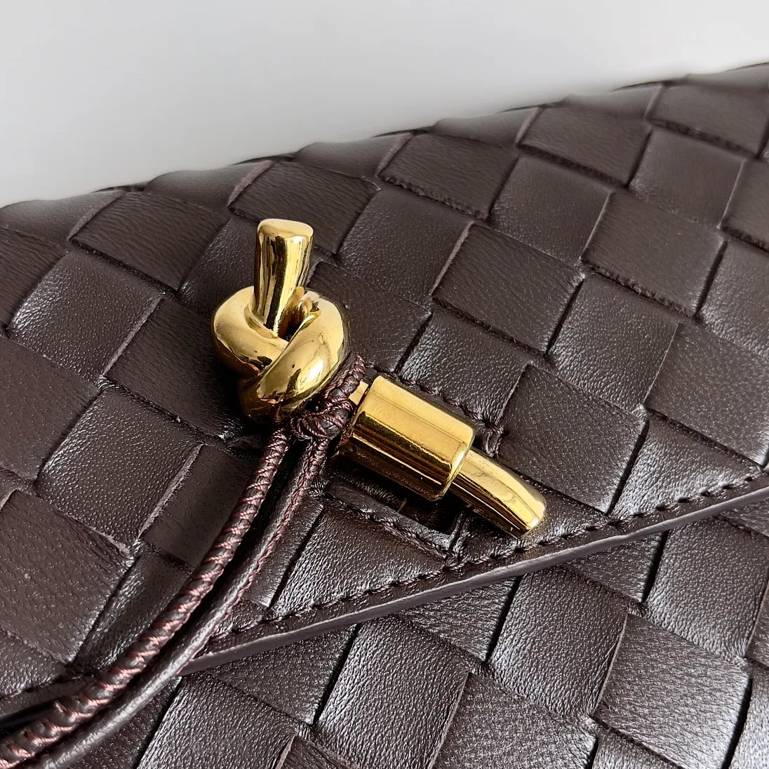 Batch 1160 BV Andiamo clutch wallet is super high-end🤎🤎How come the long clutch bag is so exquisite~ The braided style bag surface paired with all-copper hardware is really warm and high-end. The bag body is super light and can be grabbed easily! It can store a lot of small items and large mobile phones ~ very practical for daily use. Style number: 741504 Size: 19*11.5*3